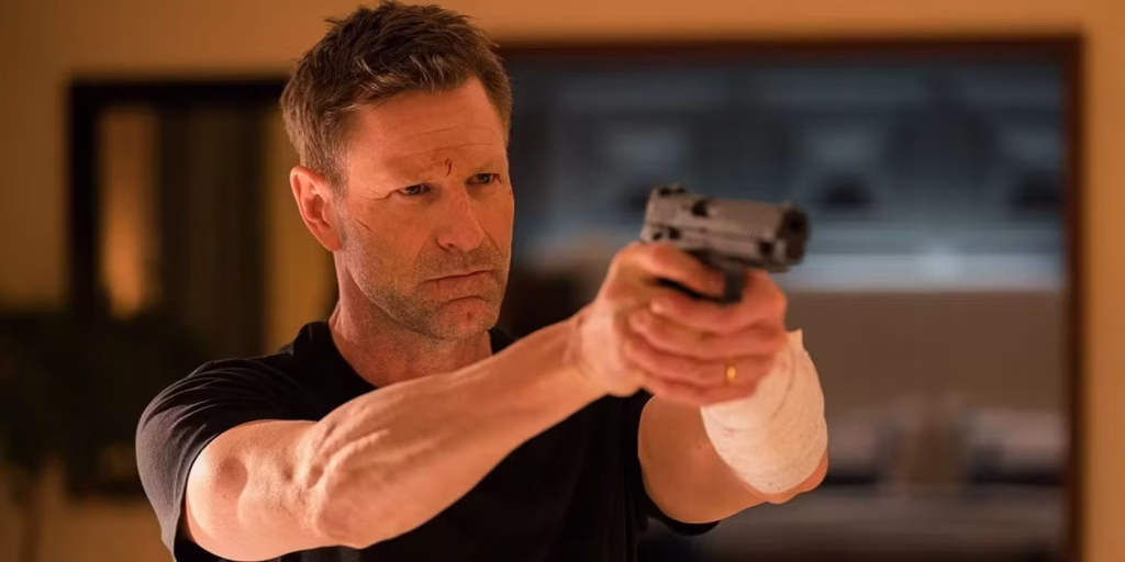 aaron-eckhart-pointing-a-gun-in-the-bricklayer